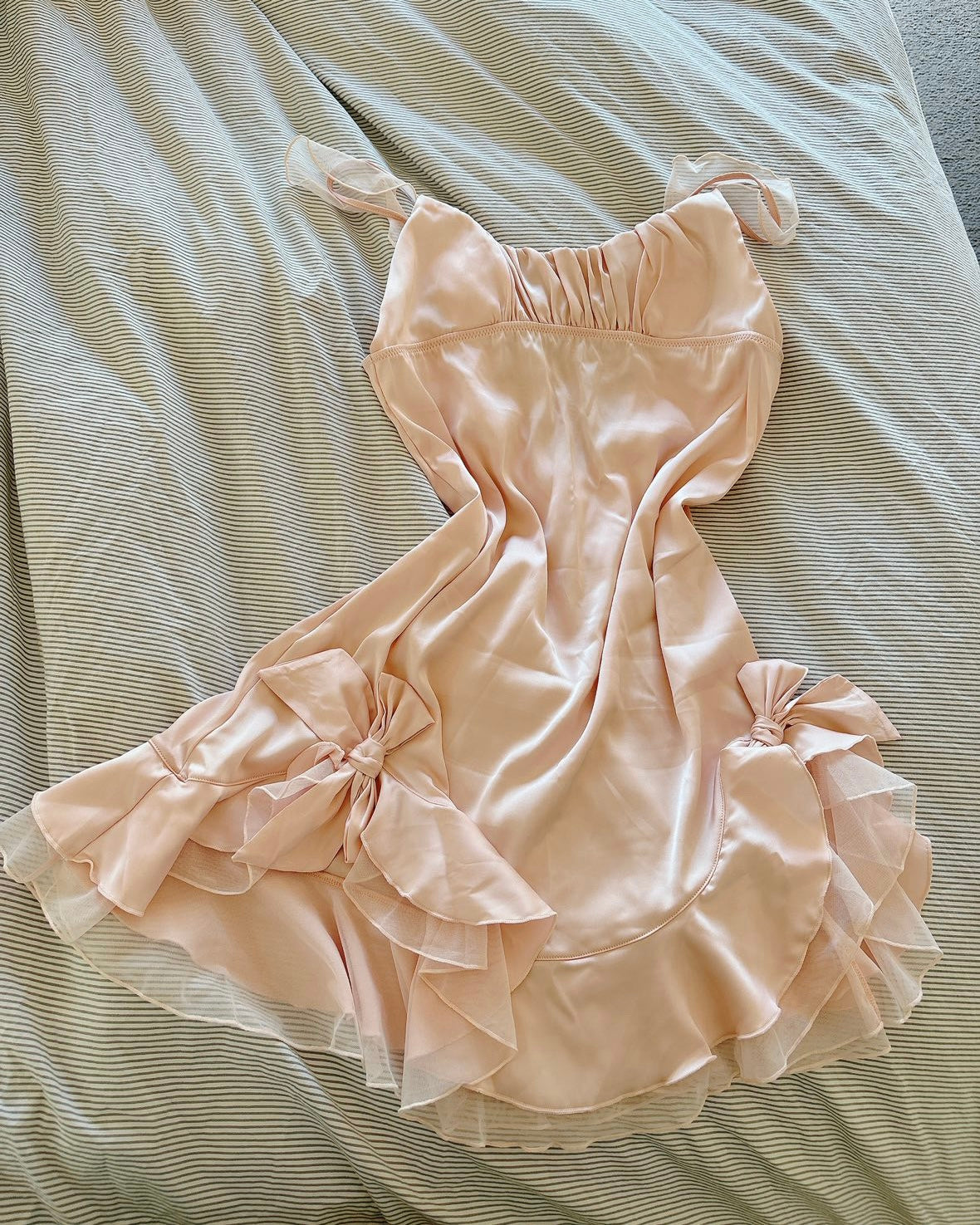 Soft girl in blush pink satin nightie with bow detail lying in bed – Giulietta Lounge