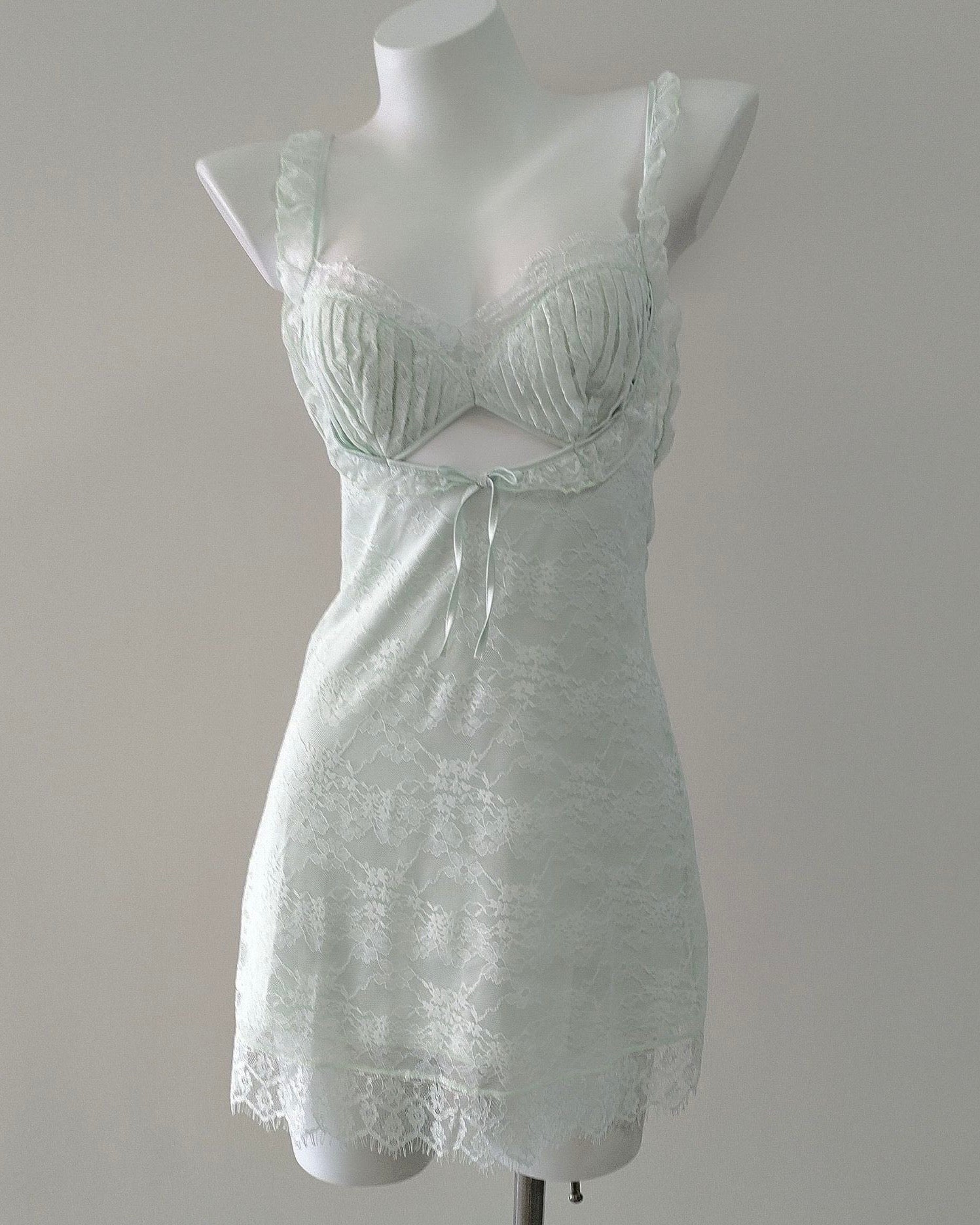 Lottie mint lace nightie with scalloped hem and keyhole cutout – Giulietta Lounge