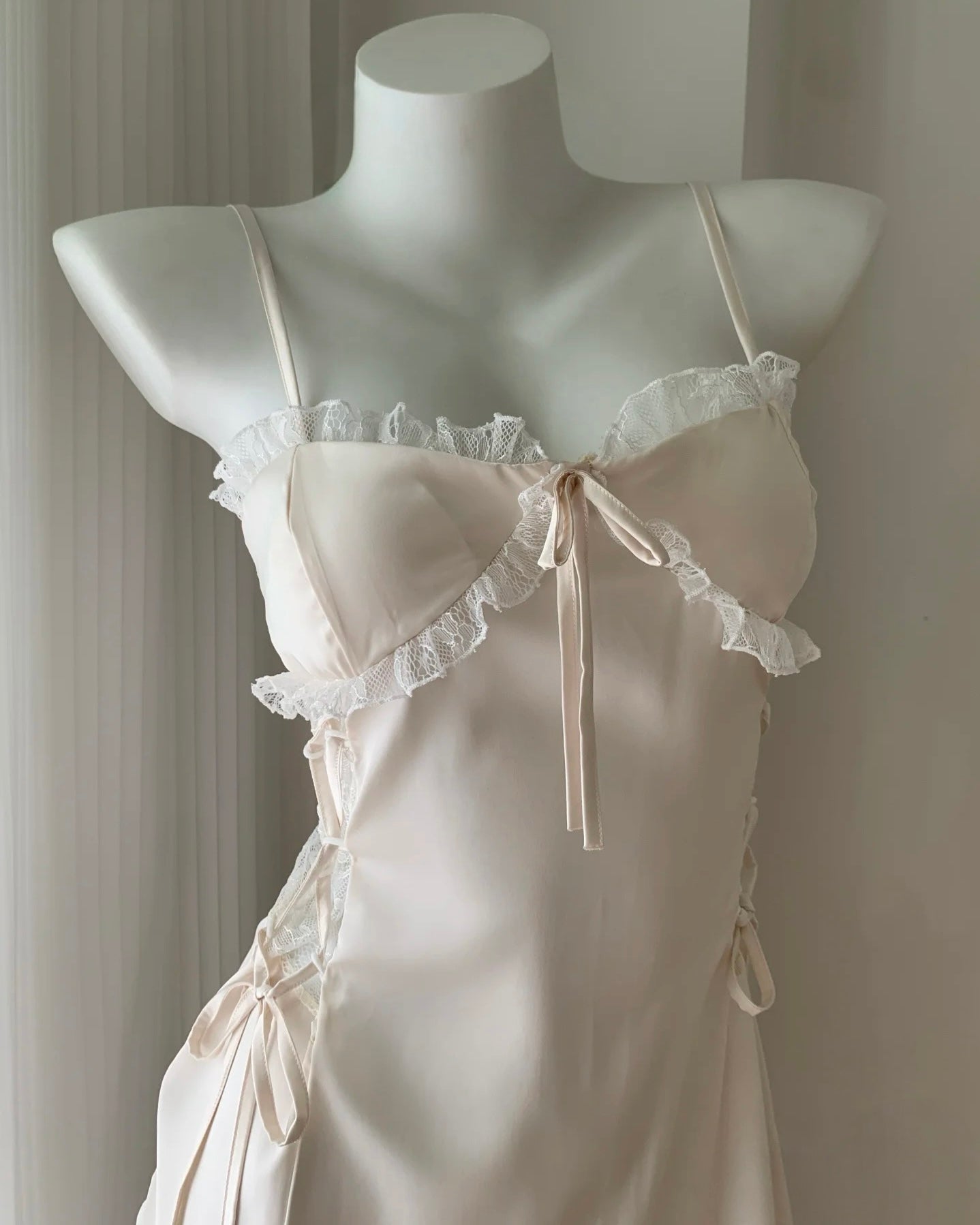 Swan Lace Nightie in Ivory